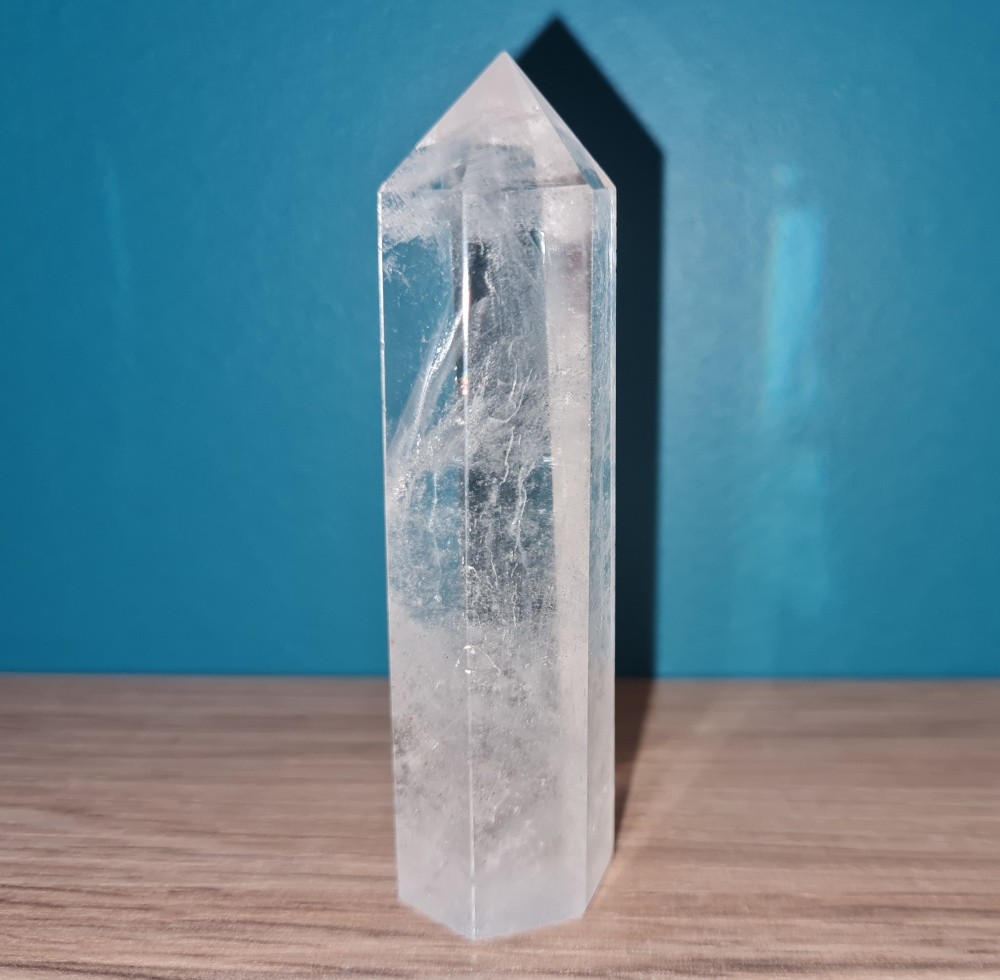 Pointe de cristal de roche (quartz) taillée obélisque