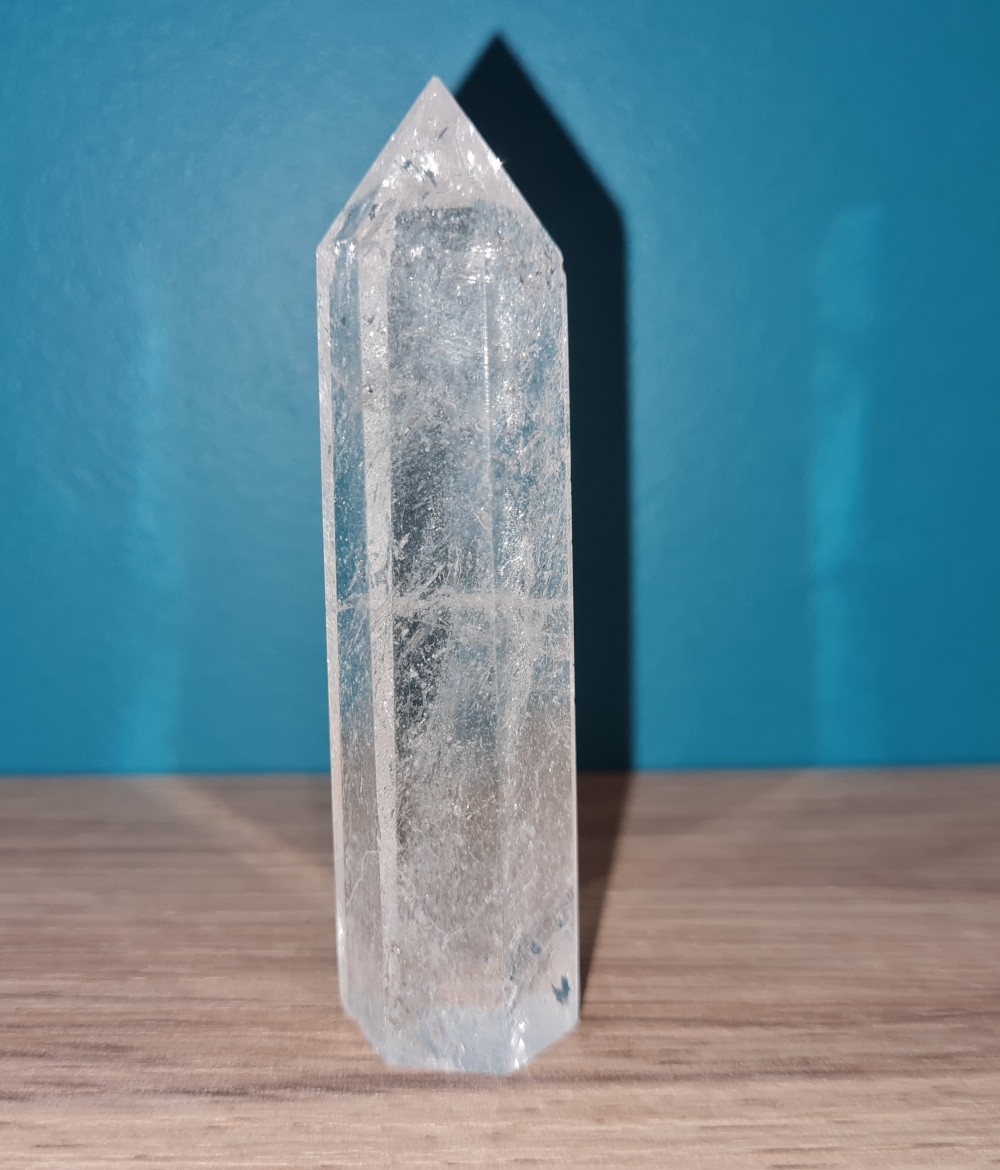 Pointe de cristal de roche (quartz) taillée obélisque