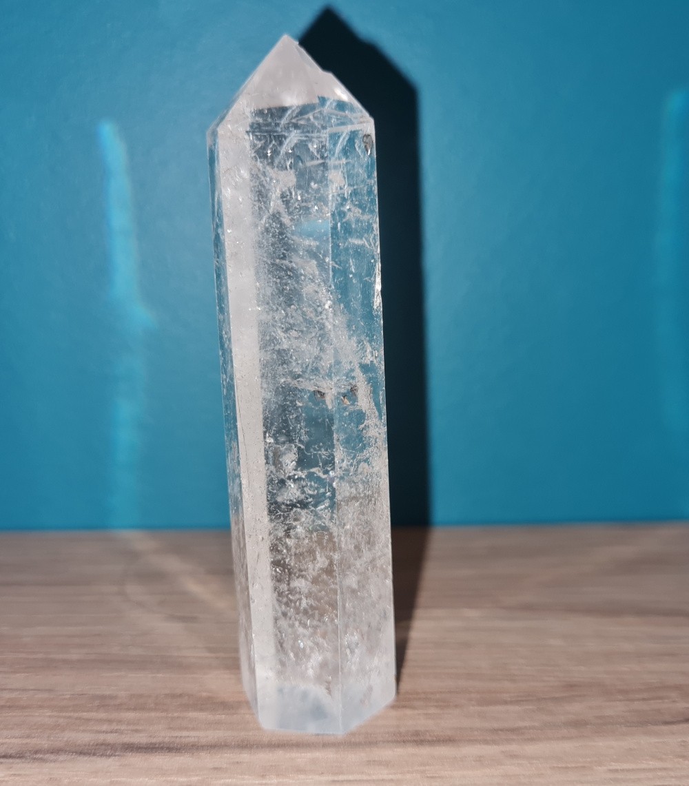 Pointe de cristal de roche (quartz) taillée obélisque