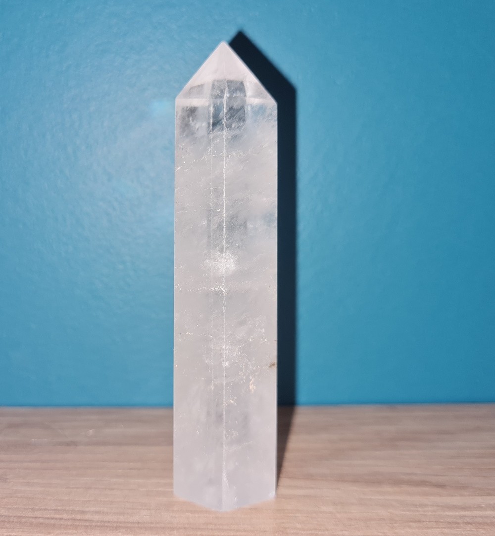 Pointe de cristal de roche (quartz) taillée obélisque
