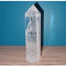 Pointe de cristal de roche (quartz) taillée obélisque