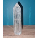 Pointe de cristal de roche (quartz) taillée obélisque