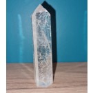 Pointe de cristal de roche (quartz) taillée obélisque